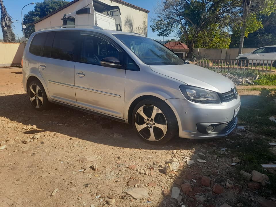 2014 VW Touran 2.0 Petrol 7 seats 92000km Panoramic Roof Available Call or whatsapp Leon