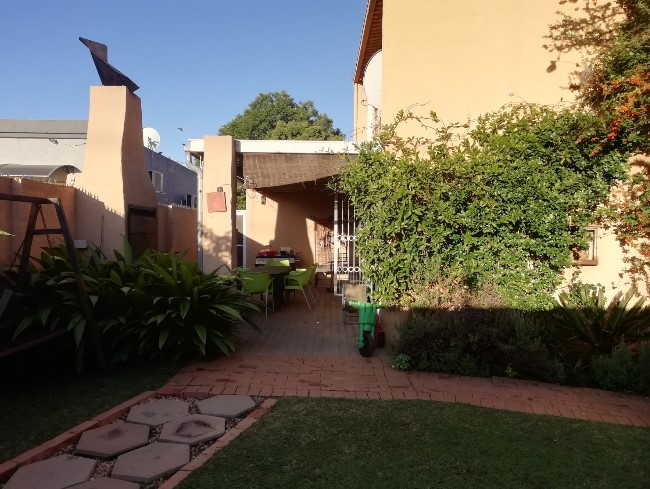 2 BEDROOM TOWNHOUSE - LAWN, STOEP, BUILT IN JETMASTER, STUDY, MODERN, SPACIOUS.