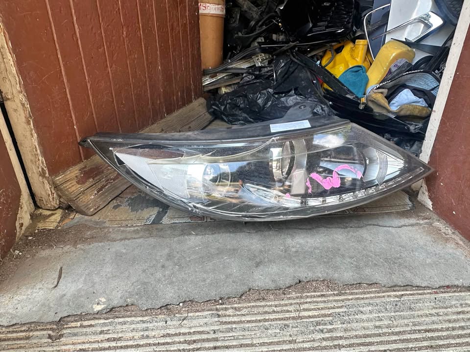 Kia sportage right xenon headlight - Private Seller Kia sportage right xenon headlight - Private Seller