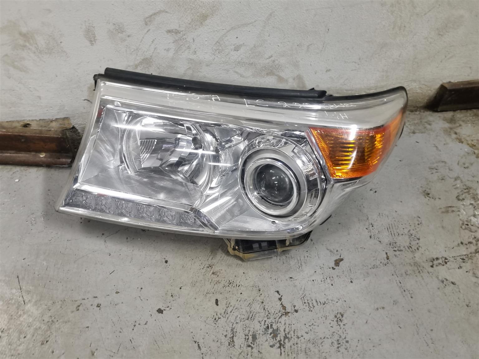 TOYOTA LAND CRUISER LC200 LEFT HAND HEAD LIGHT - Private Seller TOYOTA LAND CRUISER LC200 LEFT HAND HEAD LIGHT - Private Seller
