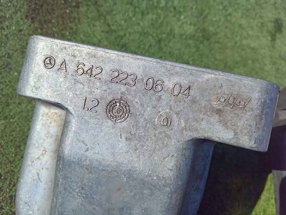 MERCEDES BENZ OM642 3.0 DIESEL ENGINE MOUNTING BRACKET L/R FOR SALE W164/ SPRINTER /W204 /W212/ VITO