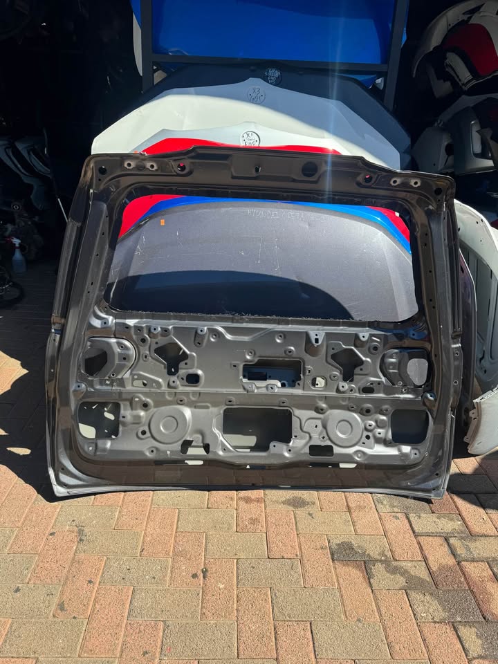Toyota Land Cruiser 300 Boot Tailgate Door - Private Seller Toyota Land Cruiser 300 Boot Tailgate Door - Private Seller
