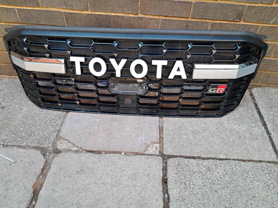 TOYOTA LANDCRUISER GR FRONT GRILLE - Private Seller TOYOTA LANDCRUISER GR FRONT GRILLE - Private Seller