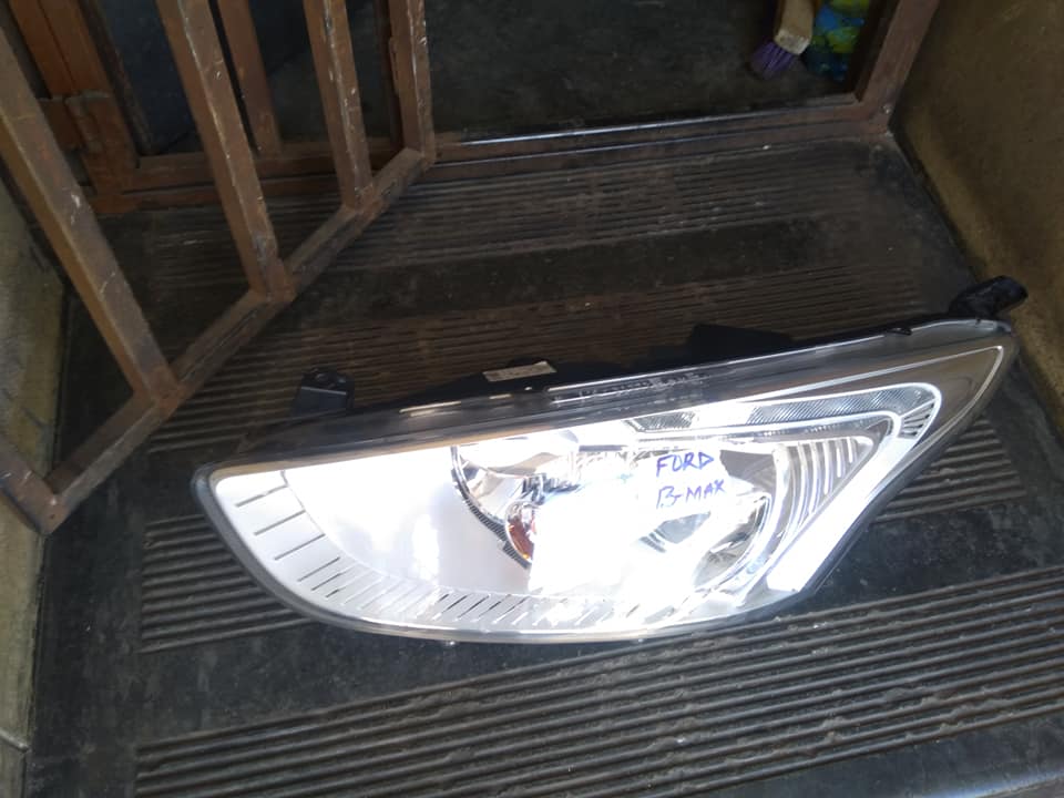 Neat Ford BMax Headlight - Private Seller Neat Ford BMax Headlight - Private Seller