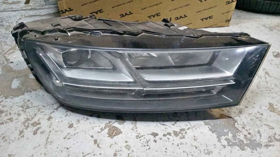 AUDI Q7 HEADLIGHTS - Private Seller AUDI Q7 HEADLIGHTS - Private Seller