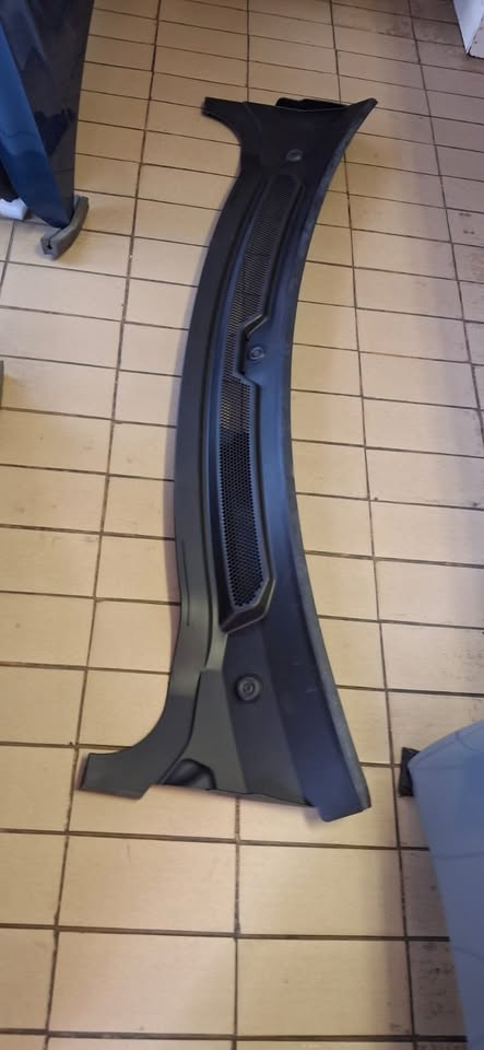 2015 RANGE ROVER SPORT WINDSCREEN SCUTTLE PANEL TRIM COVER - Private Seller 2015 RANGE ROVER SPORT WINDSCREEN SCUTTLE PANEL TRIM COVER - Private Seller