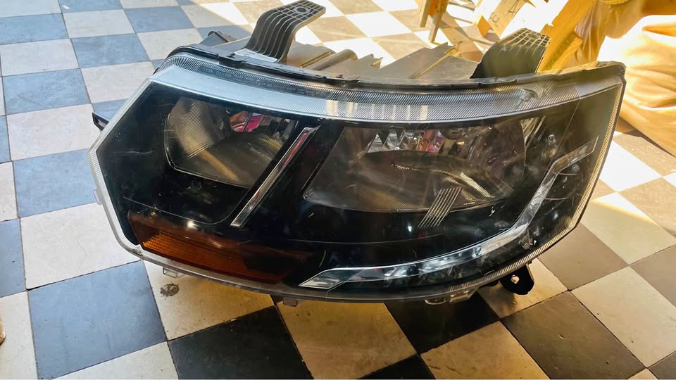 Mahindra KUV100 headlight - Private Seller Mahindra KUV100 headlight - Private Seller