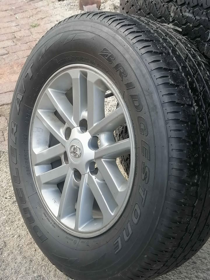 Toyota Hilux 17 TWINSPOKE Mag Rim (WITH USED TYRE) - Private Seller Toyota Hilux 17 TWINSPOKE Mag Rim (WITH USED TYRE) - Private Seller