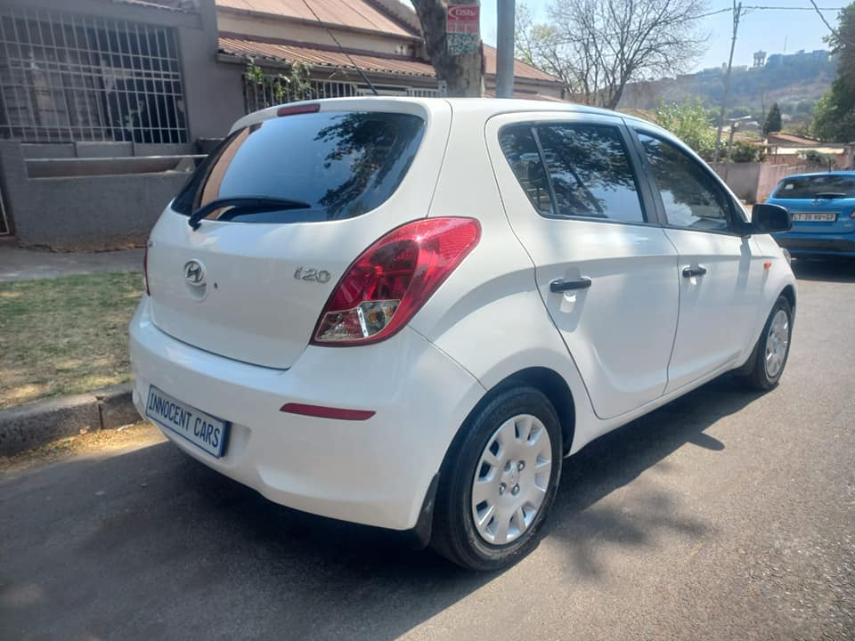 2015 HYUNDAI i20 1.2 ENGINE PETROL, MANUAL, MILEAGE 90000KMS, WHITE COLOR