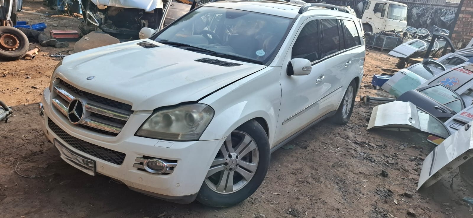 Mercedes-Benz GL320 X164 stripping used spares parts in white