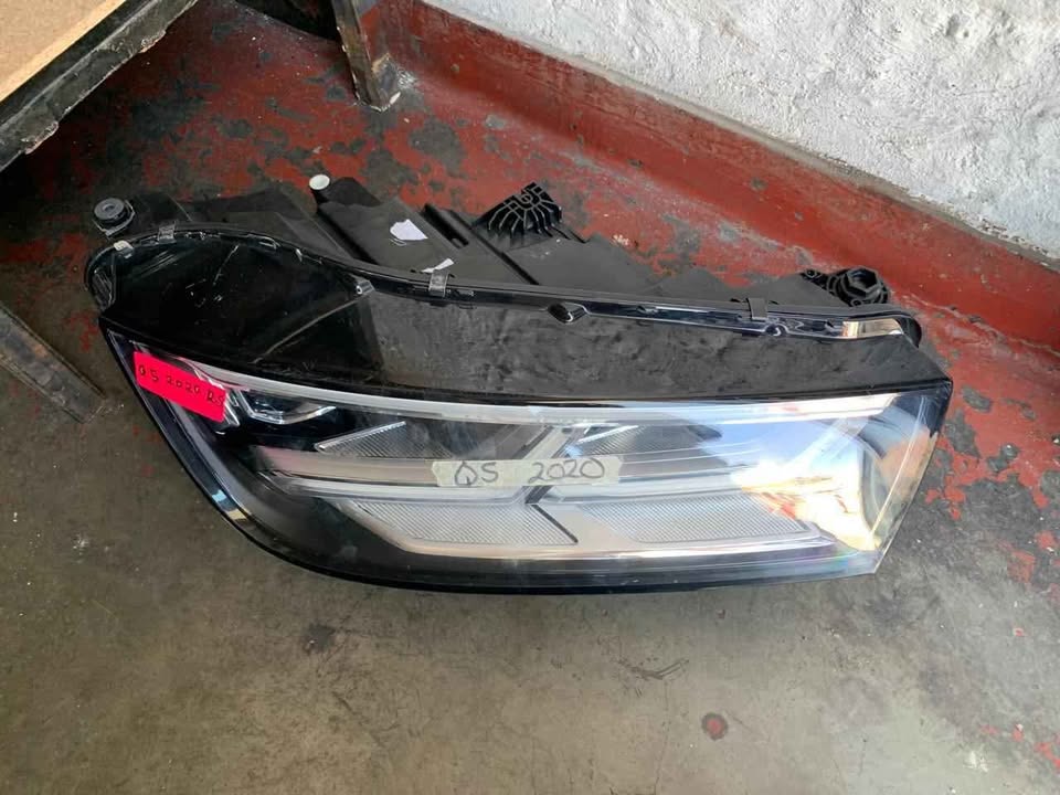Audi Q5 Xenon Headlight Leftside. Call or DM . - Private Seller