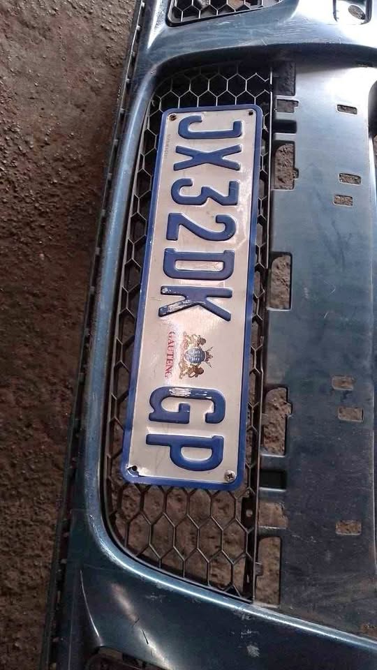 VW golf 5 2.0 TDI center grill