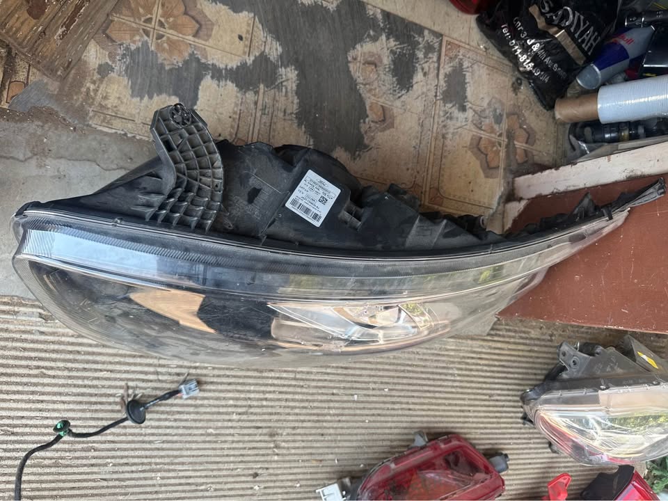 Ford transit custom left side headlight - Private Seller Ford transit custom left side headlight - Private Seller