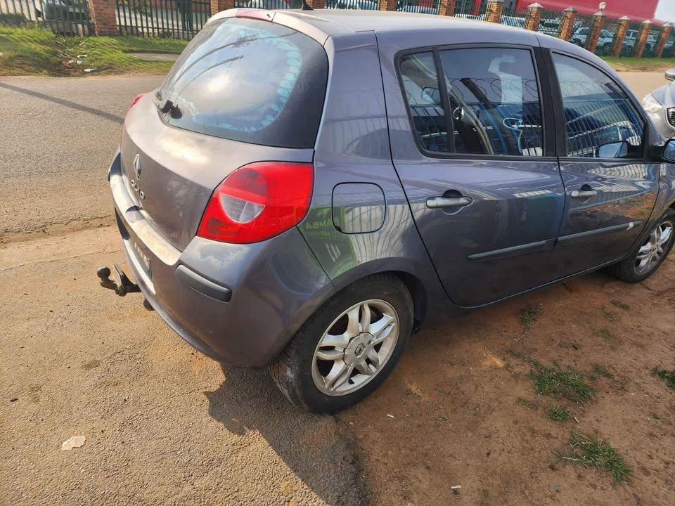 2003 Renault Clio 3 got K4MD 1.6 engine still running good car stripping for parts - Private Seller