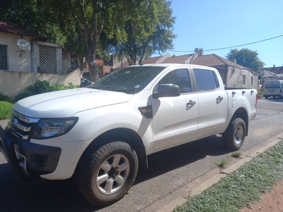 2015 Ford Ranger Double Cab 2.2 Diesel XLT, Manual 6speed, White Color, Mileage 105000km