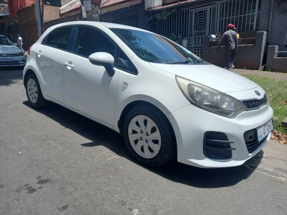 2016 KIA RIO HATCHBACK 1.2 PETROL, MANUAL TRANSMISSION, WHITE COLOR, MILEAGE