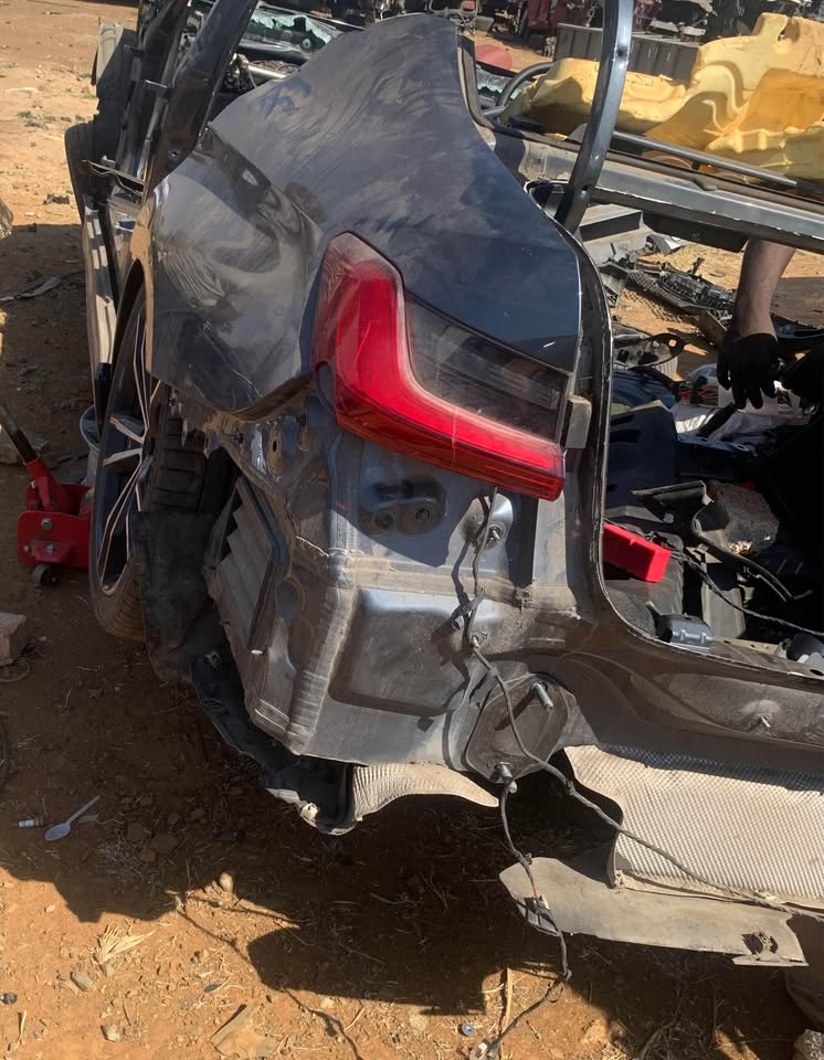BMW G20 left rear section