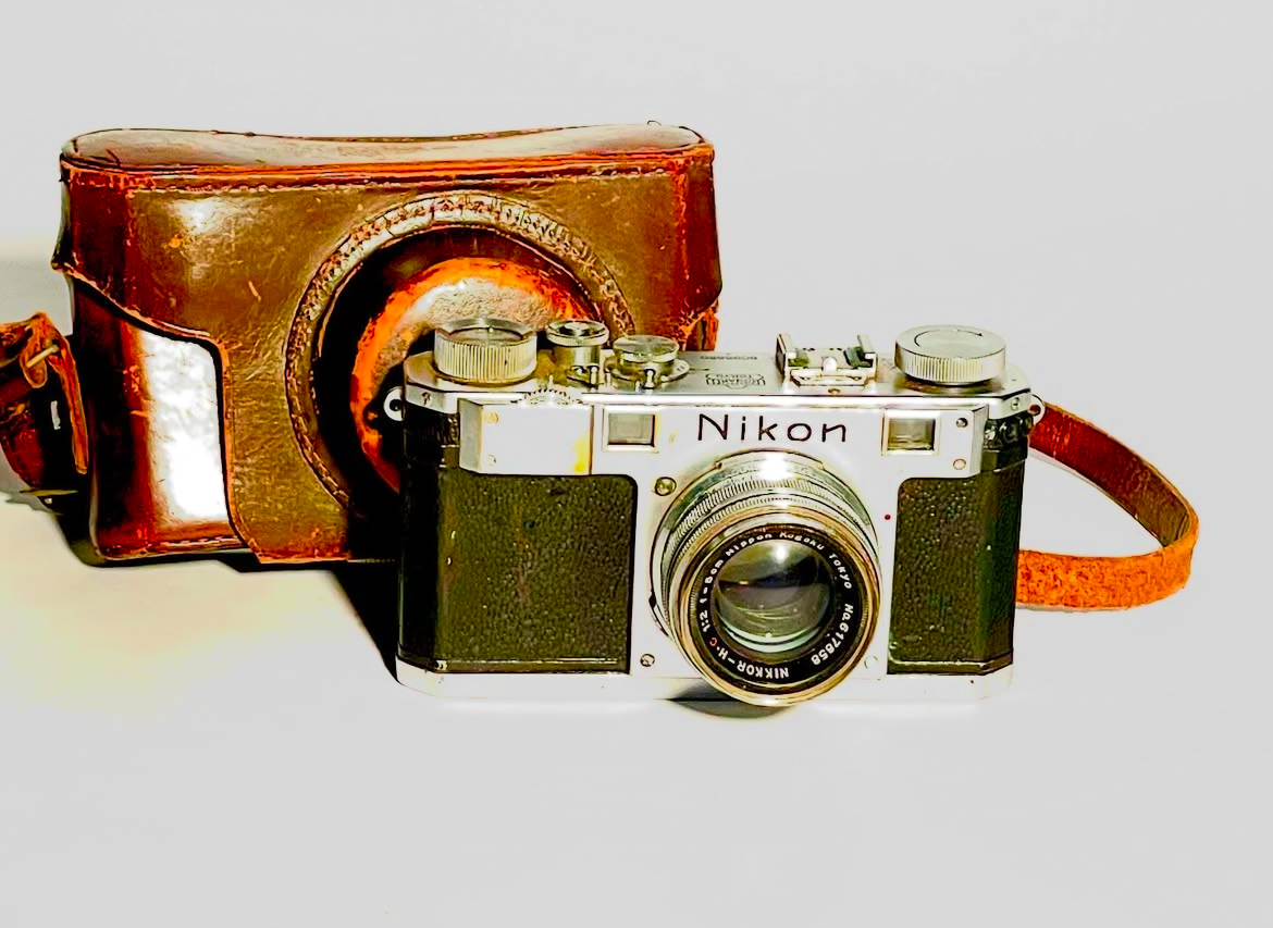 Used rare Nikon S1 with nikkor 5cm f:2 including original leather pouch. Used rare Nikon S1 with nikkor 5cm f:2 including original leather pouch.