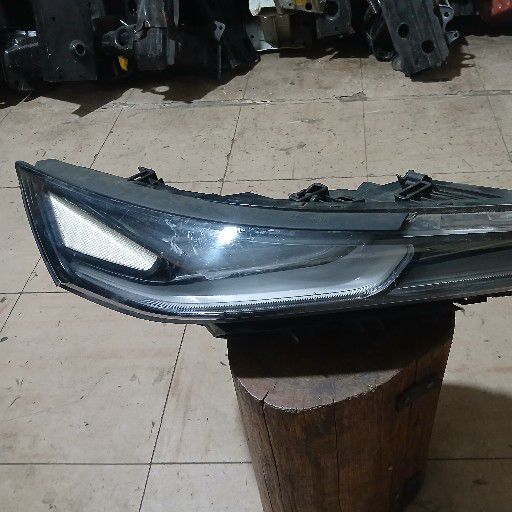 Hyundai santa fe headlight - Private Seller Hyundai santa fe headlight - Private Seller