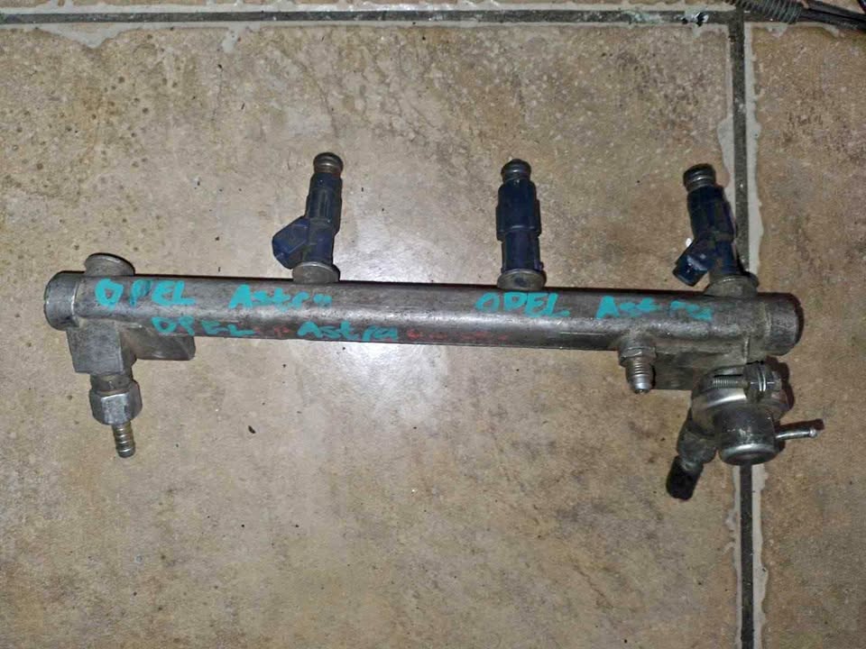 Opel Astra injectors with rail
