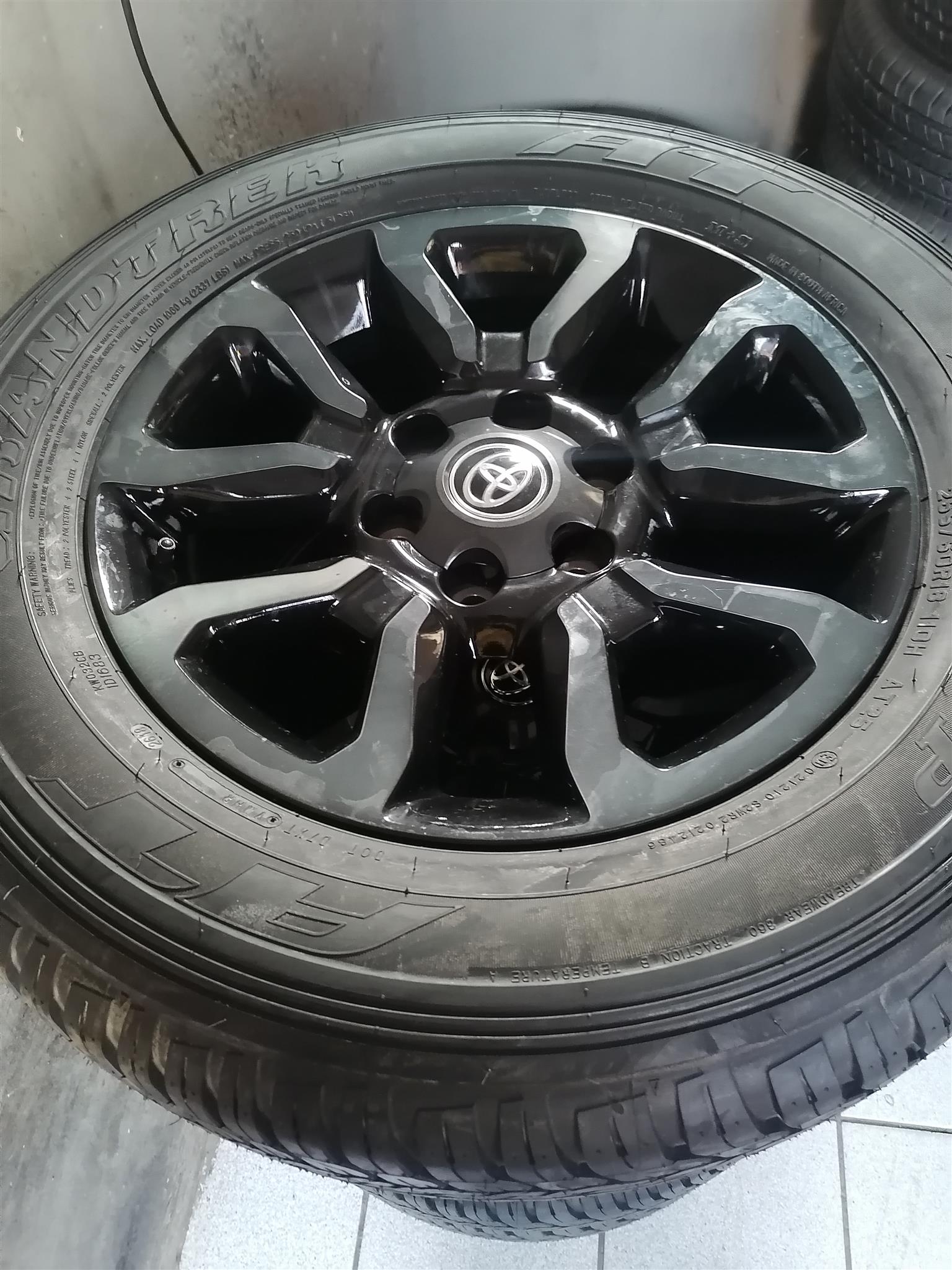 Toyota Legend RS Mag Rims (WITH WHEEL CAPS) Toyota Legend RS Mag Rims (WITH WHEEL CAPS)