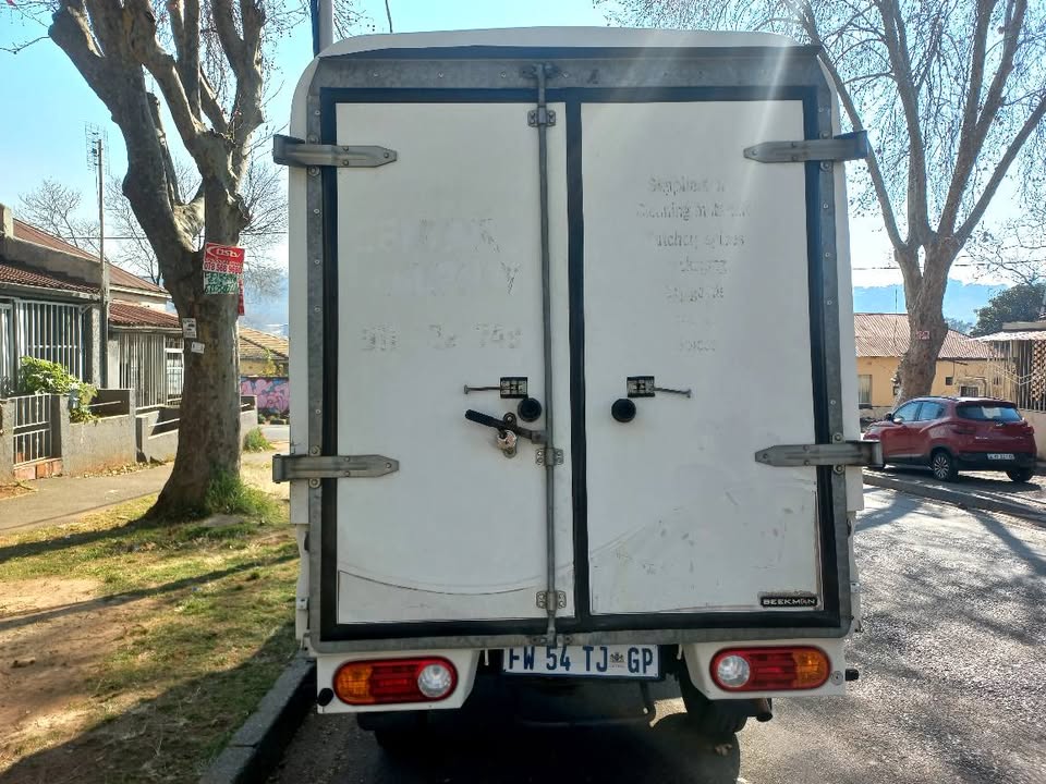 2017 HYUNDAI H100 BAKKIE 2.6 DIESEL IN EXCELLENT CONDITION WITH CANOPY IN EXCELLENT CONDITION