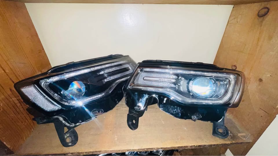 JEEP GRAND CHEROKEE XENON HEADLIGHTS 2013/16 - Private Seller JEEP GRAND CHEROKEE XENON HEADLIGHTS 2013/16 - Private Seller