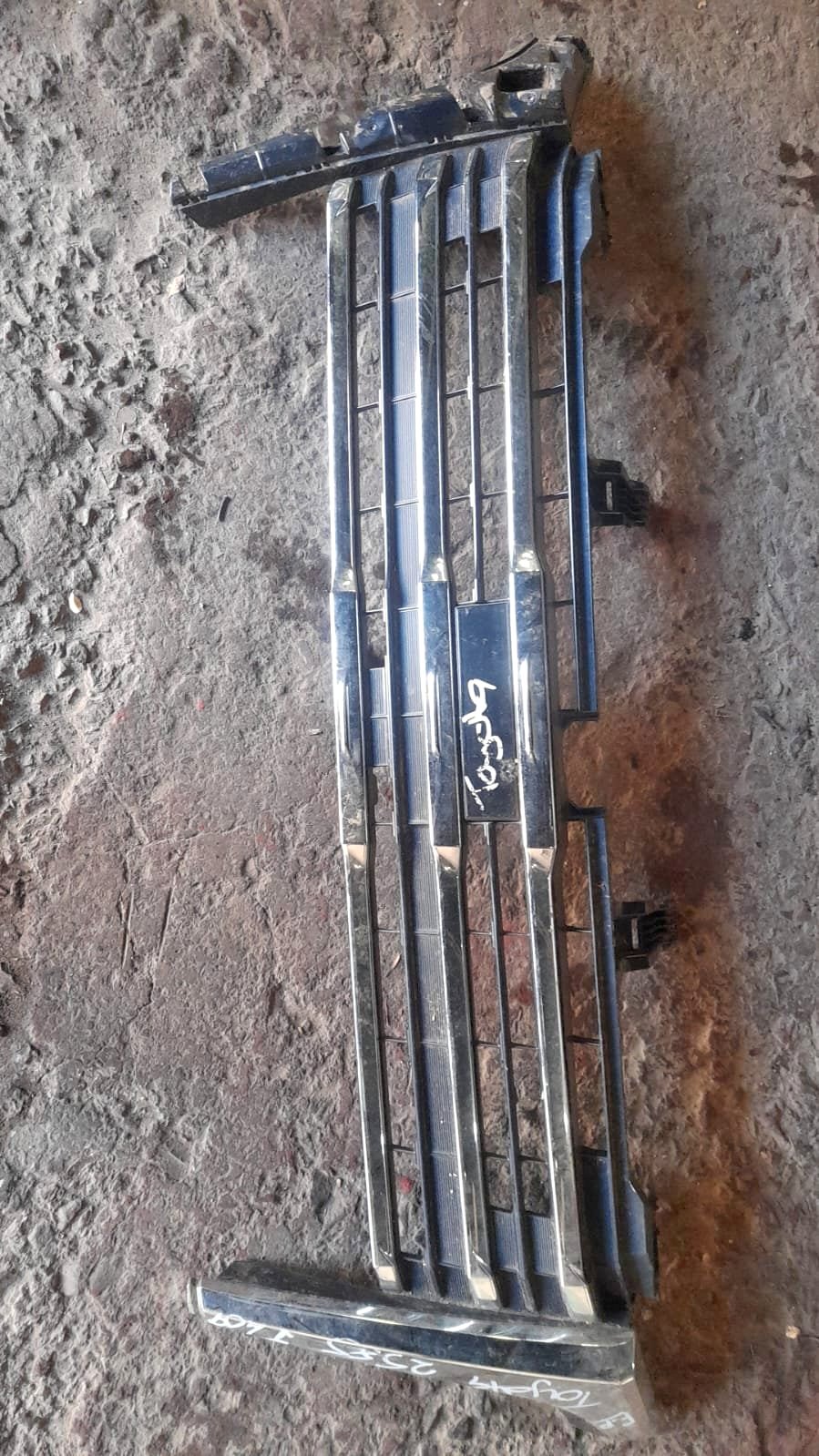 TOYOTA LAND CRUISER GRILL - Private Seller TOYOTA LAND CRUISER GRILL - Private Seller