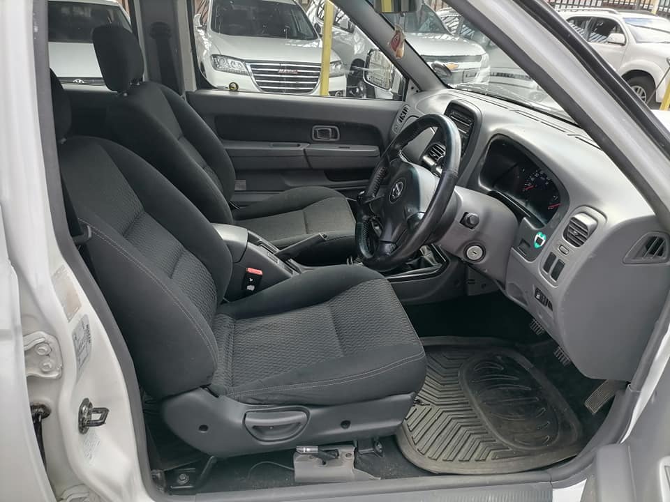 2020 Nissan Np300 Hardbody 2.5 Double Cab 4x4 Bakkie leather seat Service book