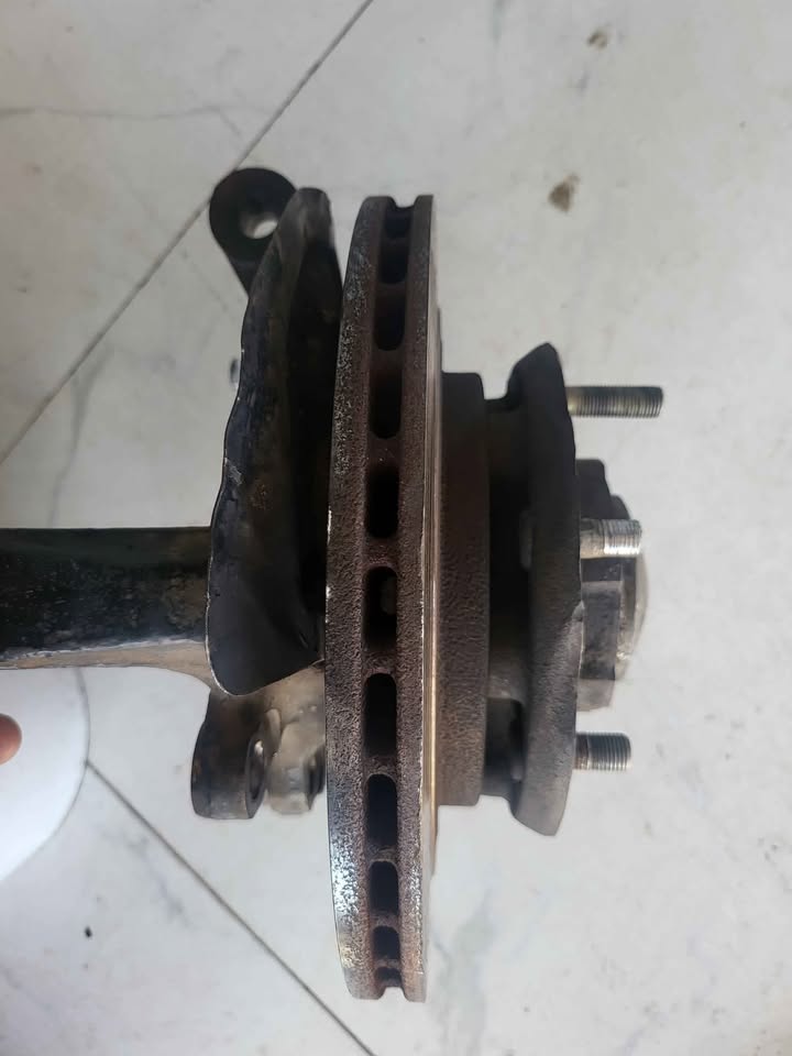 2015 Nissan Np300 4x4 Right bearing carrier for sale.