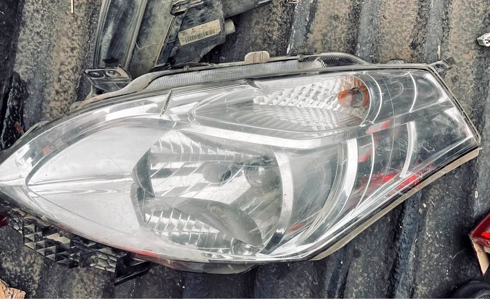 Suzuki Ertiga headlight - Private Seller Suzuki Ertiga headlight - Private Seller