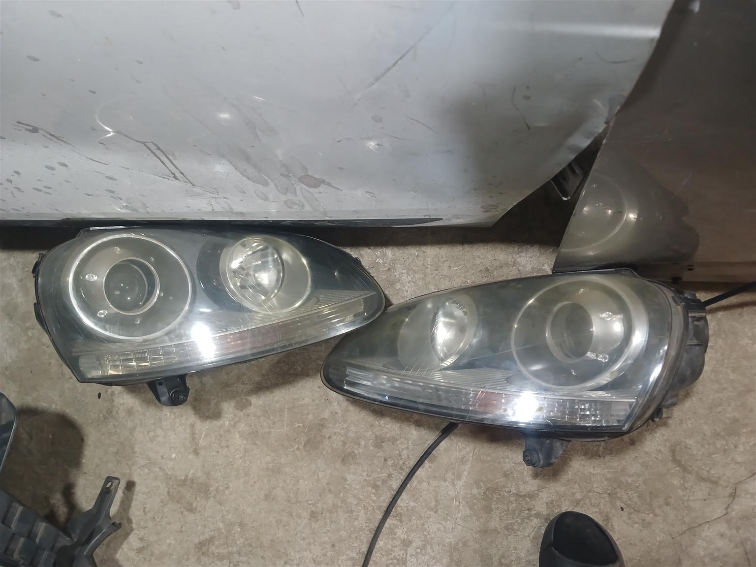 VW GOLF 5 HEADLIGHT XENON BOTH SIDE WITH MODULES - Private Seller