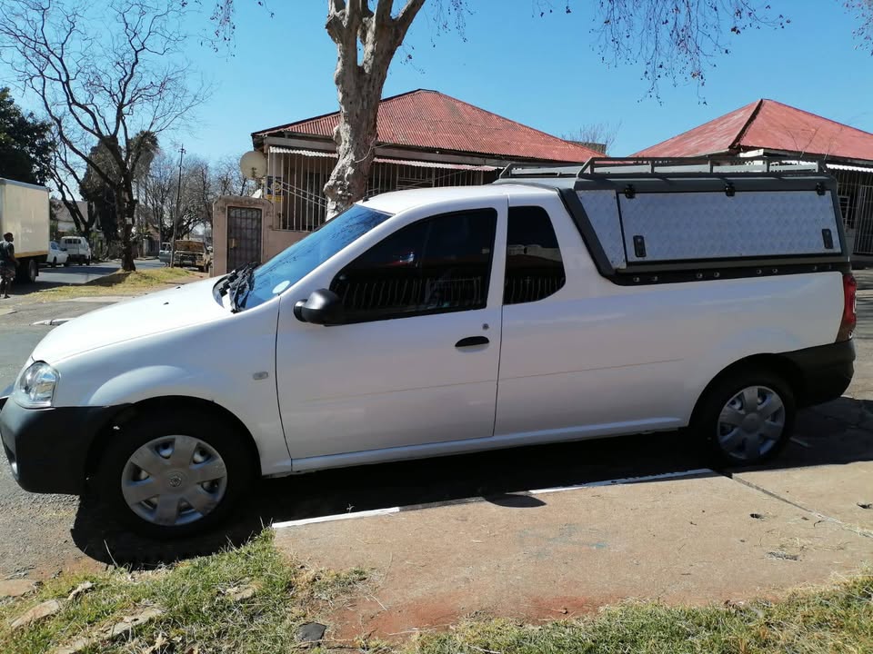 2016 NISSAN NP200 BAKKIE 1.6 WITH CANOPY IN EXCELLENT CONDITION