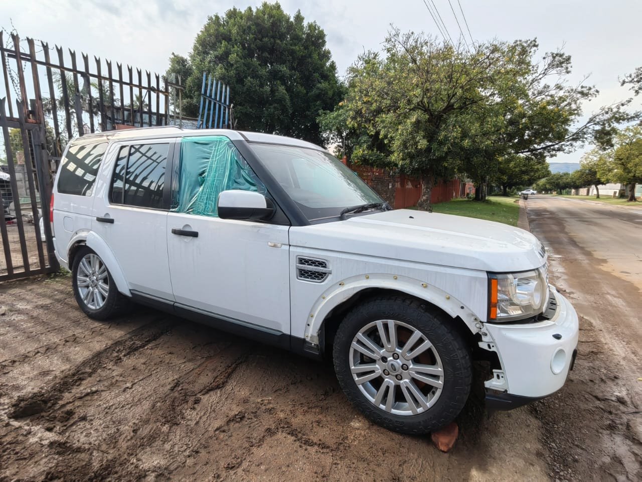 Stripping for spares – Land Rover Discovery 4 3.0 SDV6 Diesel Automatic 2013