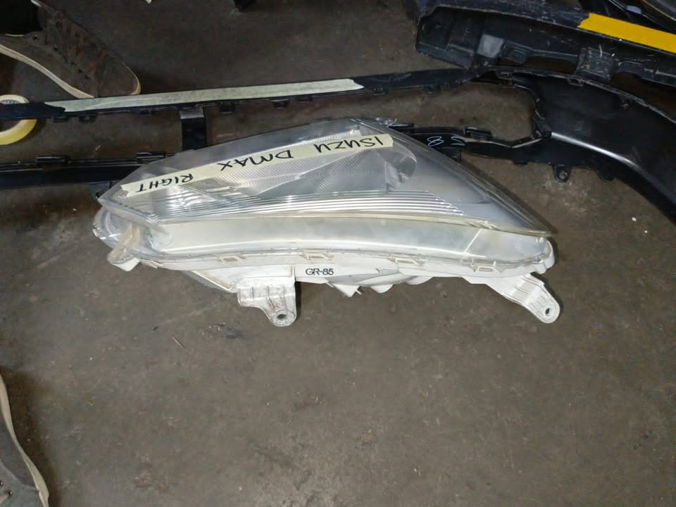 Isuzu D-Max Right Headlight - Private Seller Isuzu D-Max Right Headlight - Private Seller