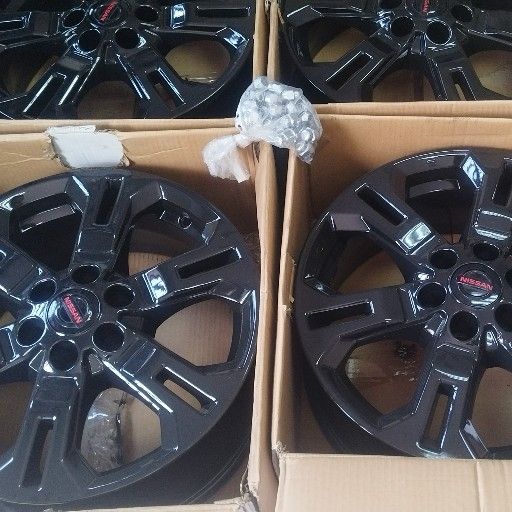 Nissan Navara black rims