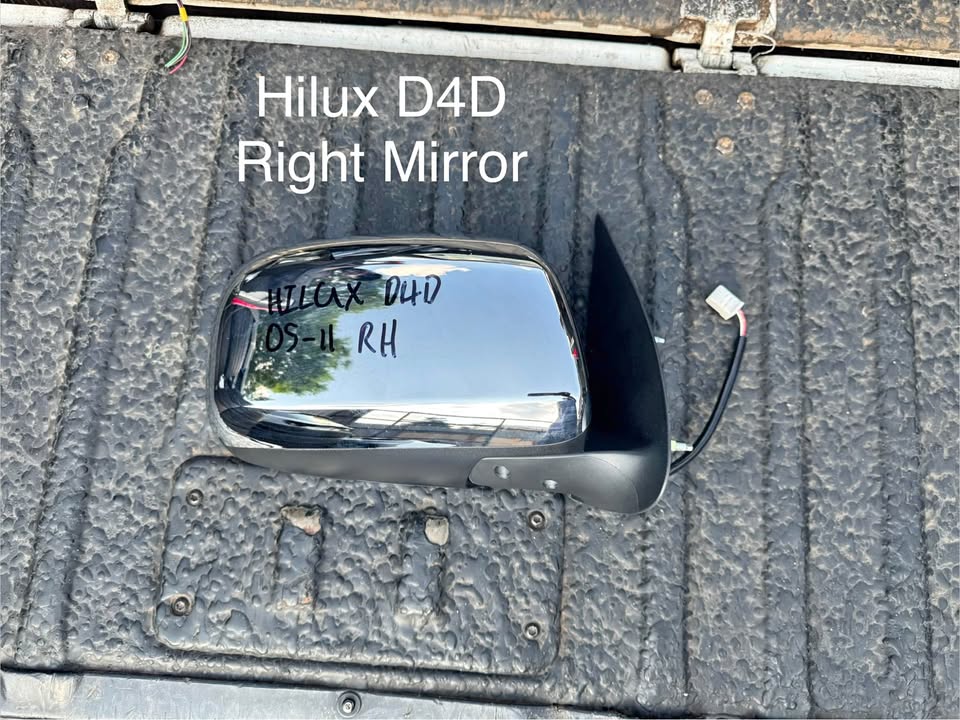 Toyota Hilux D4D Right Mirror - Private Seller Toyota Hilux D4D Right Mirror - Private Seller