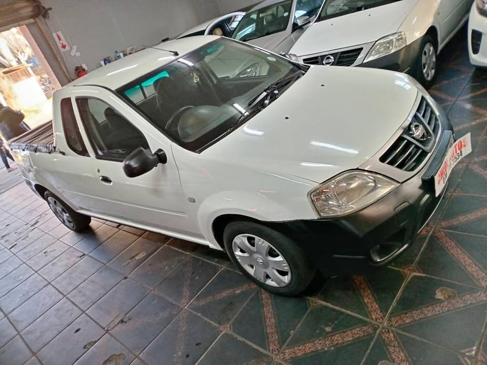 2012 Nissan np200 1.6i MAUNAL  White 98000km