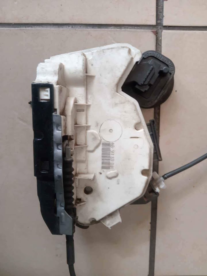 Vw polo 6 right front door lock actuator