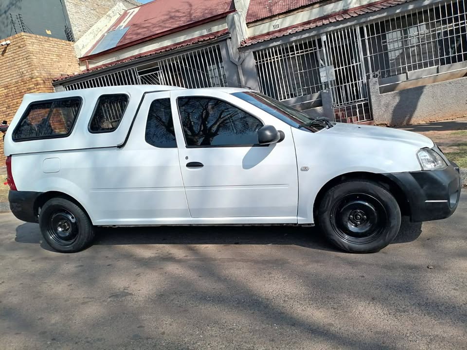2018 NISSAN NP200 BAKKIE 1.6 IN EXCELLENT CONDITION  CANOPY