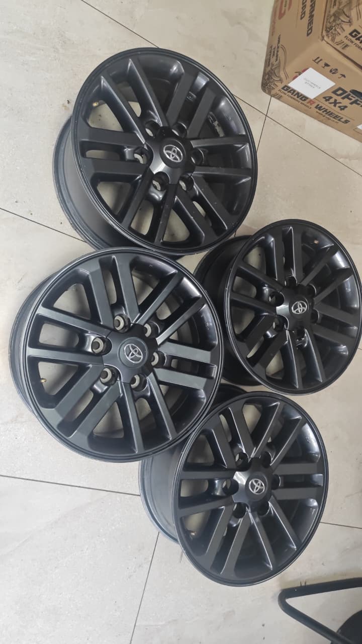 Toyota Hilux/D4D/Fortuner 17inch Original mags set for - Private Seller Toyota Hilux/D4D/Fortuner 17inch Original mags set for - Private Seller