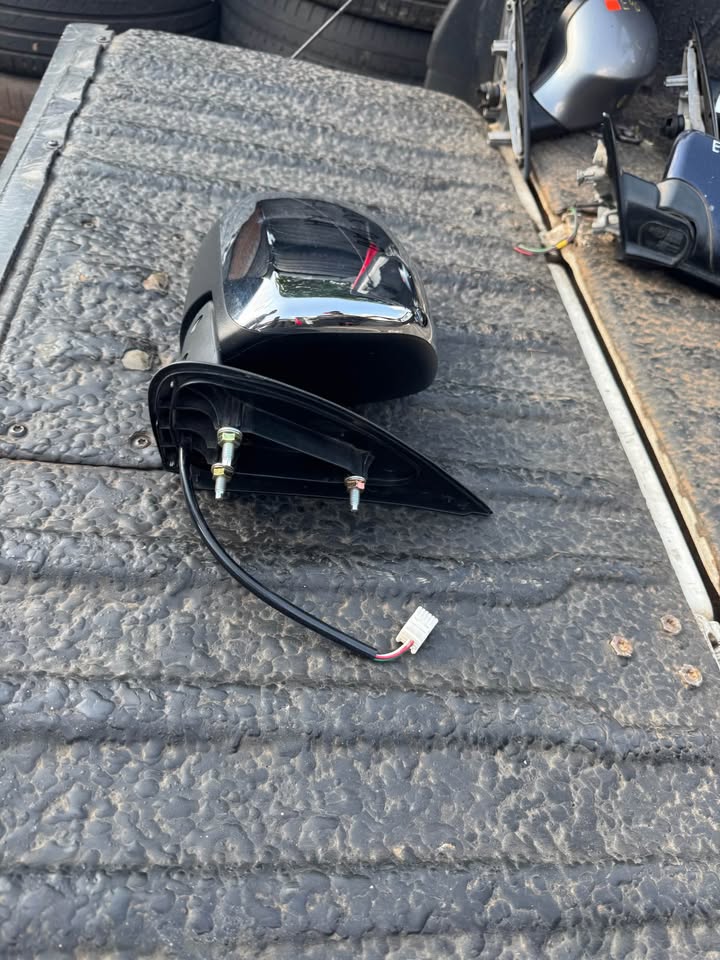 Toyota Hilux D4D Right Mirror - Private Seller Toyota Hilux D4D Right Mirror - Private Seller