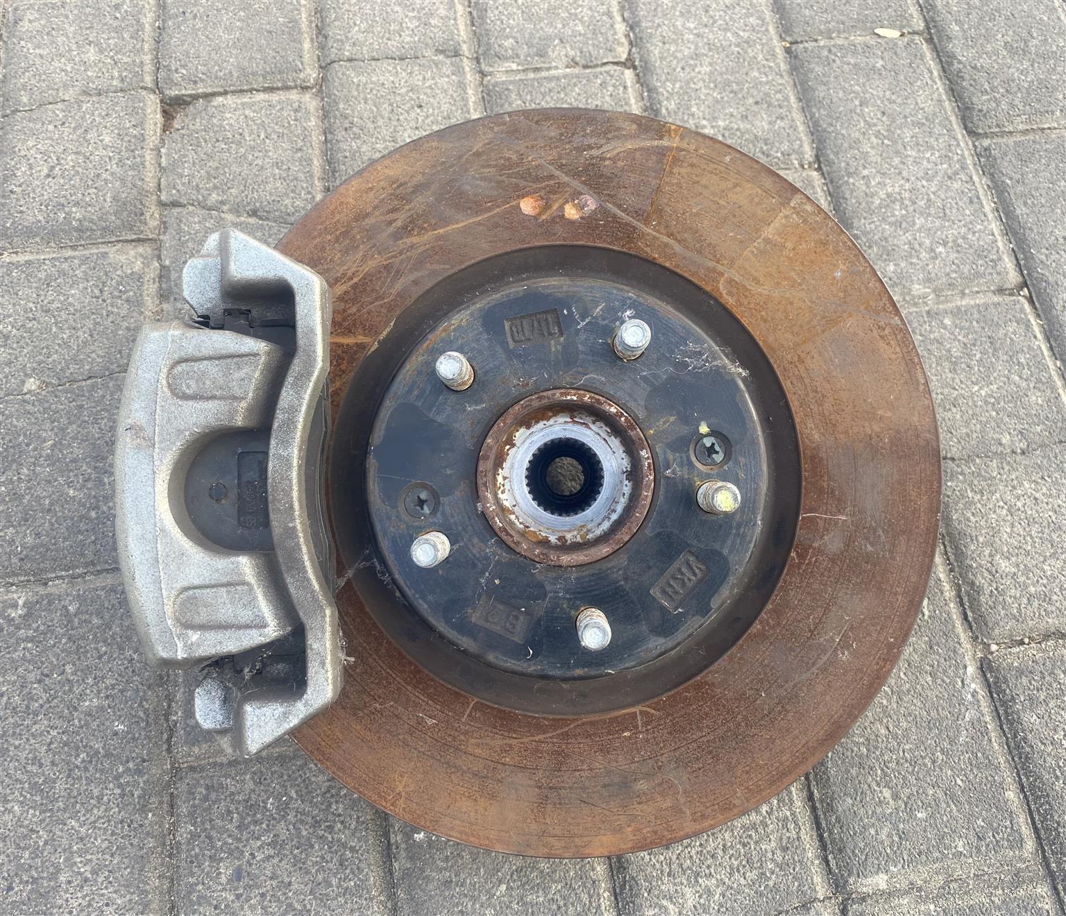 2020 HYUNDAI TUCSON COMPLETE HUB LEFT SIDE FOR SALE. IN PRISTINE CONDITION - Private Seller