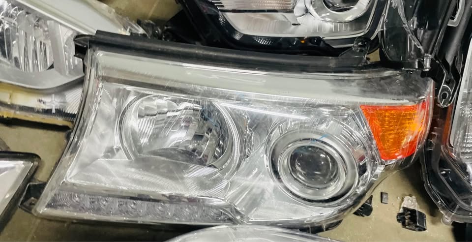 Toyota LandCruiser FJ200 Headlight - Private Seller Toyota LandCruiser FJ200 Headlight - Private Seller