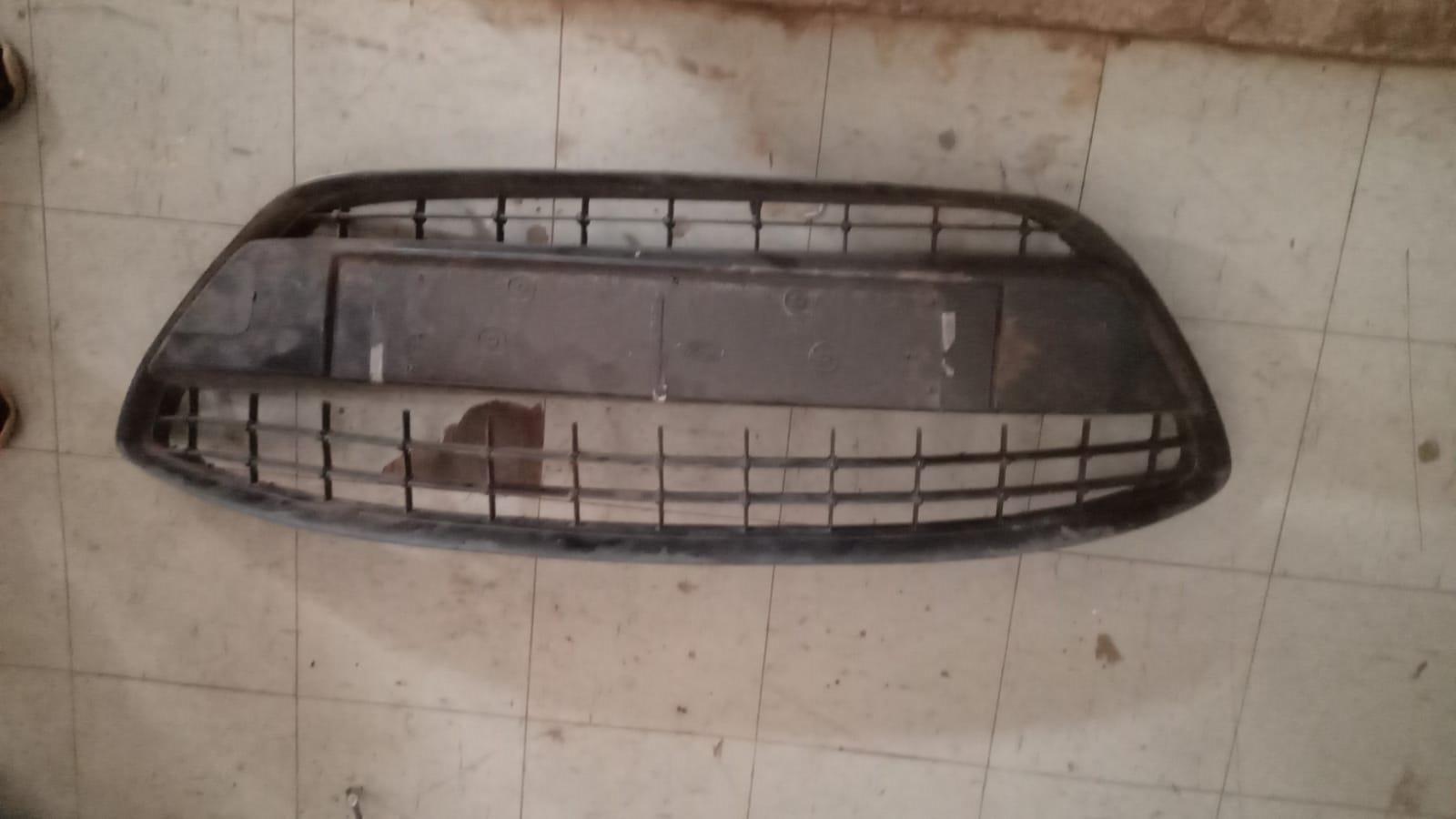 FORD FIESTA MK7 FRONT BUMPER GRILLE (2008-2012) - Private Seller FORD FIESTA MK7 FRONT BUMPER GRILLE (2008-2012) - Private Seller