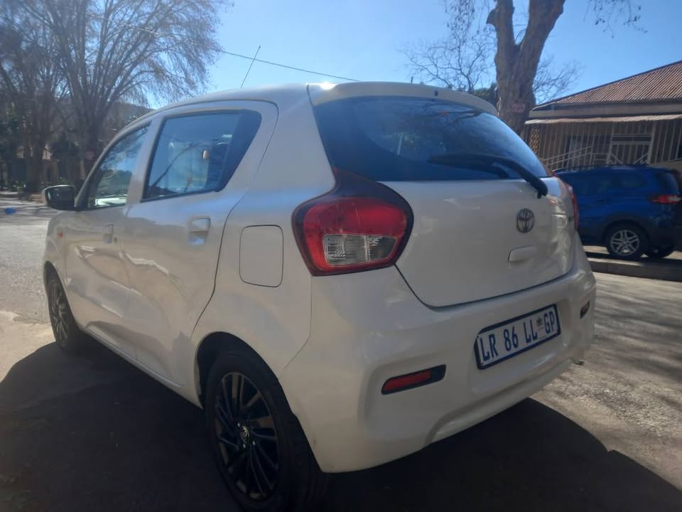 2024 Toyota Vitz 1.0 XR PETROL, AUTOMATIC, WHITE, 12000kms, Service book, Spare key