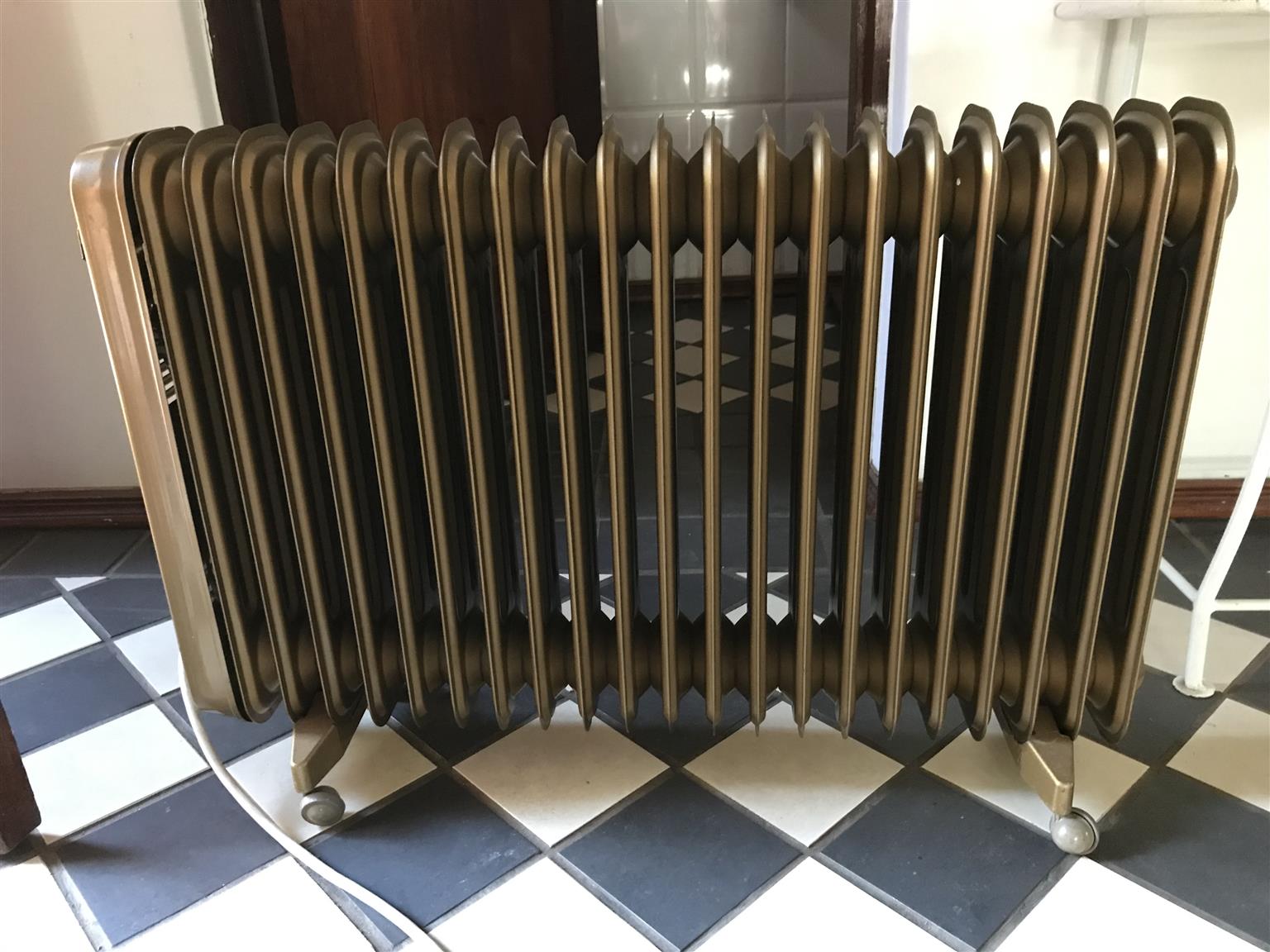 Oil heater; twenty fins in mint condition. | Junk Mail