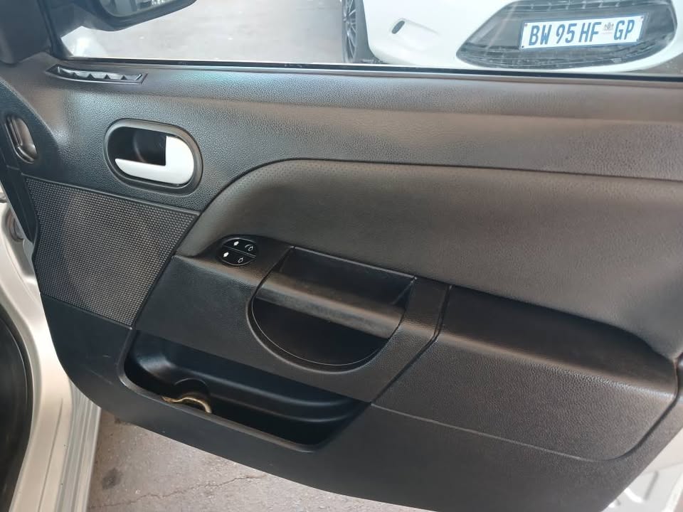 2005 FORD FIESTA 1.6 HATCHBACK  Transmission: Manual  Mileage: 75000KM  Fueltype: Petrol  Silver