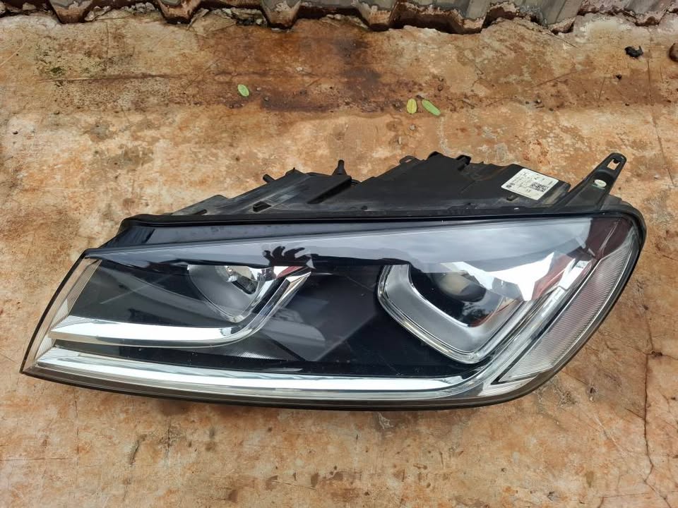 Volkswagen Touareg Headlight - Private Seller Volkswagen Touareg Headlight - Private Seller