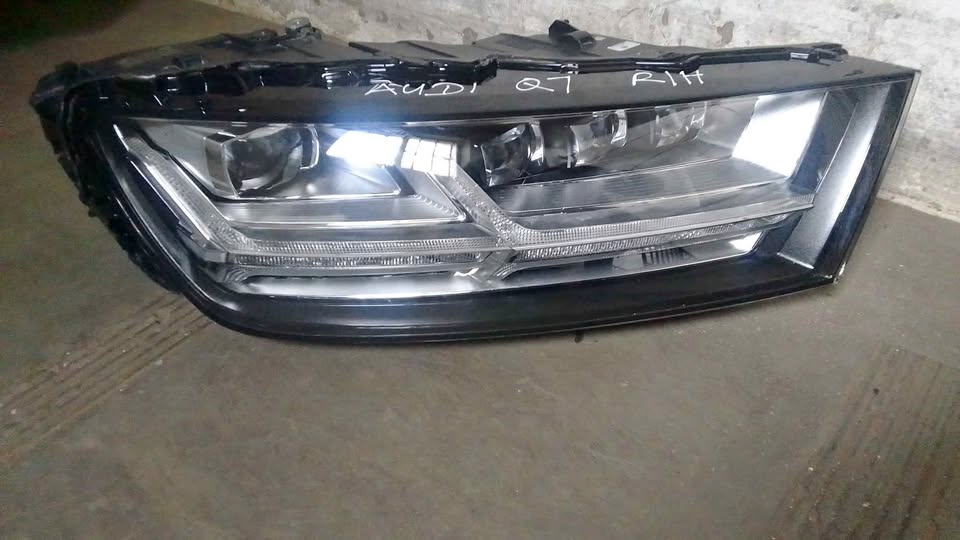 Audi Q7 HEADLIGHTS - Private Seller Audi Q7 HEADLIGHTS - Private Seller